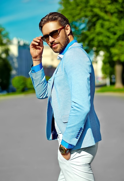 Geschäftsmann im blauen Anzug, der Sonnenbrille in der Straße trägt
