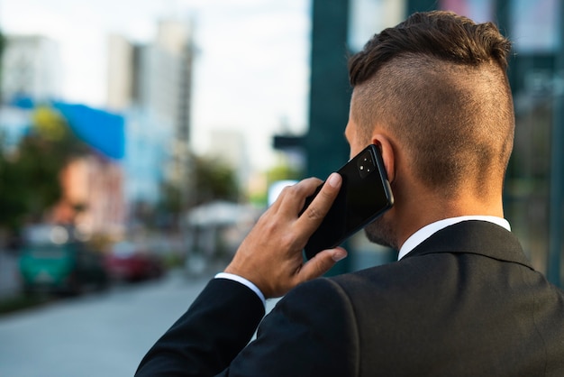 Geschäftsmann im Freien am Telefon sprechen