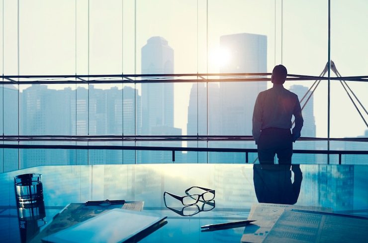 Kostenlose Foto geschäftsmann in einem großen büro