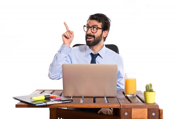 Geschäftsmann in seinem Büro denken über weißen Hintergrund