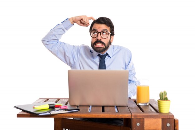 Geschäftsmann in seinem Büro denken über weißen Hintergrund