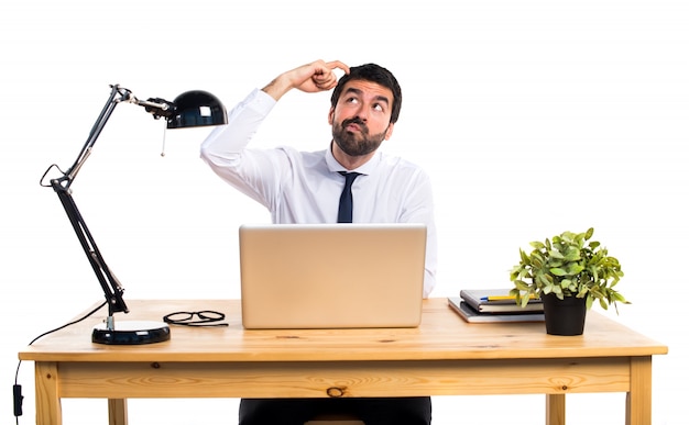 Kostenloses Foto geschäftsmann in seinem büro denken