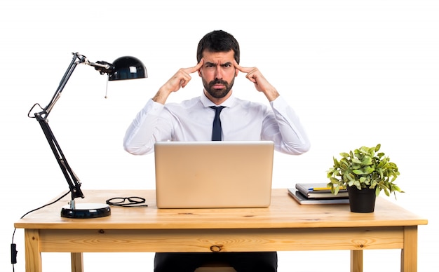 Kostenloses Foto geschäftsmann in seinem büro denken