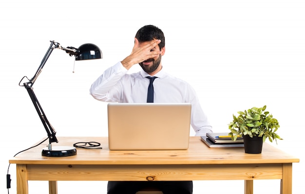 Geschäftsmann in seinem Büro für sein Gesicht