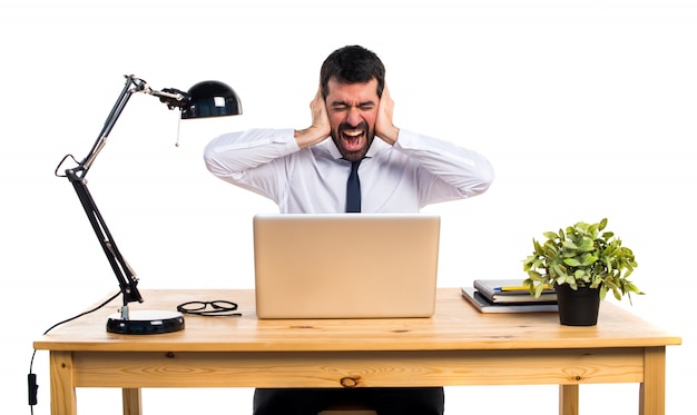 Geschäftsmann in seinem Büro für seine Ohren