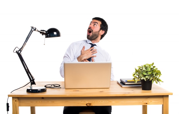 Geschäftsmann in seinem Büro in der Liebe