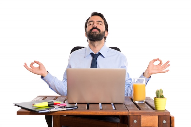 Kostenloses Foto geschäftsmann in seinem büro in zen-position