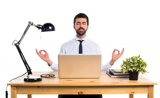 Geschäftsmann in seinem büro in zen position