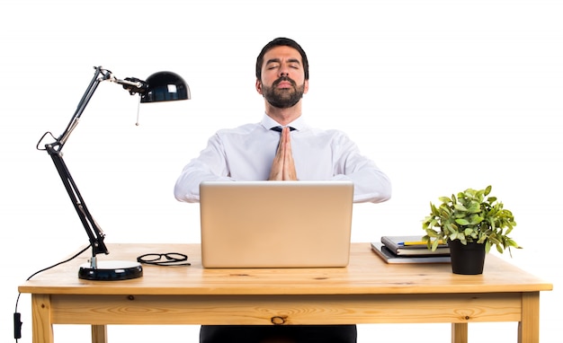 Geschäftsmann in seinem Büro in Zen Position