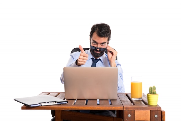 Geschäftsmann in seinem Büro mit Sonnenbrille