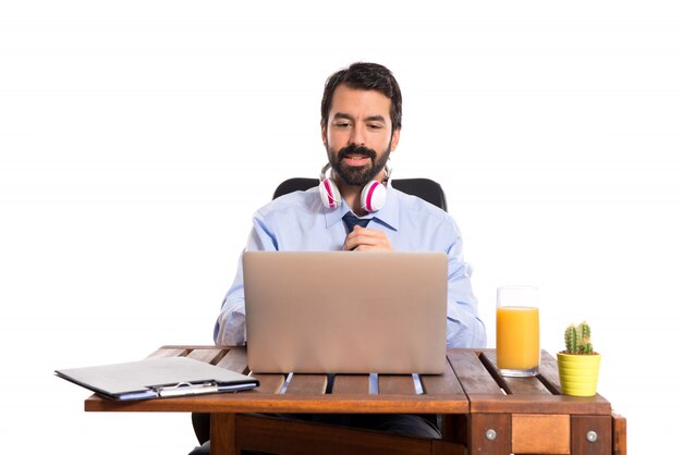 Geschäftsmann in seinem Büro Musik hören