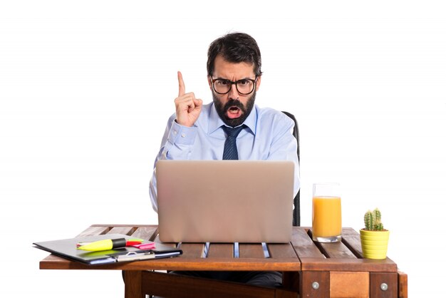 Geschäftsmann in seinem Büro schreit über weißem Hintergrund