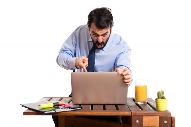 Geschäftsmann in seinem Büro schreit