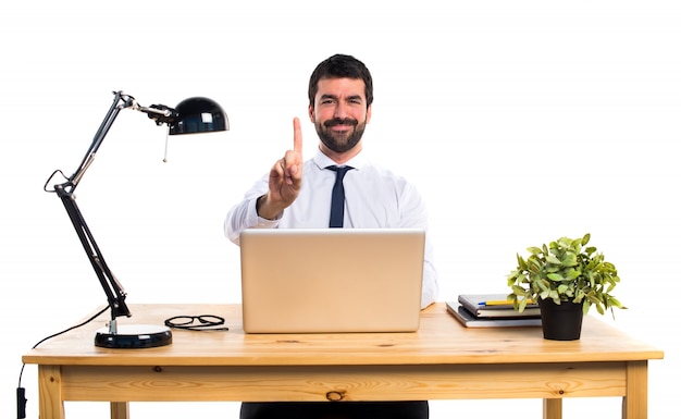 Geschäftsmann in seinem Büro zählen ein