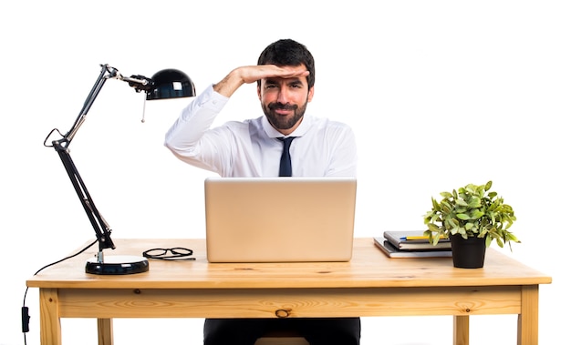 Geschäftsmann in seinem Büro zeigt etwas