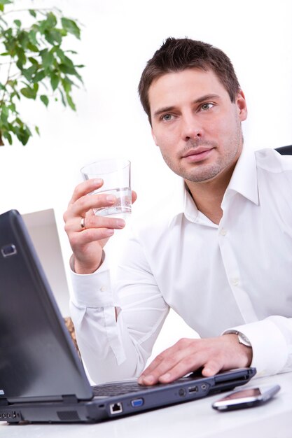 Geschäftsmann in seinem Büro