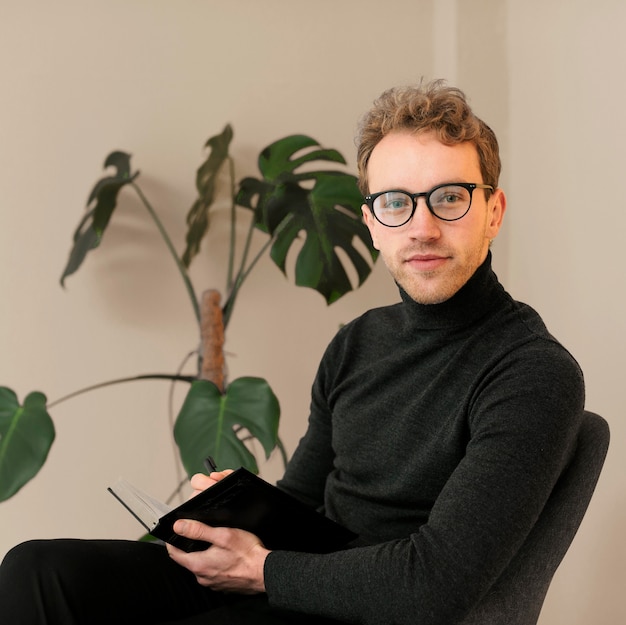 Geschäftsmann mit Brille, die ein Buch hält