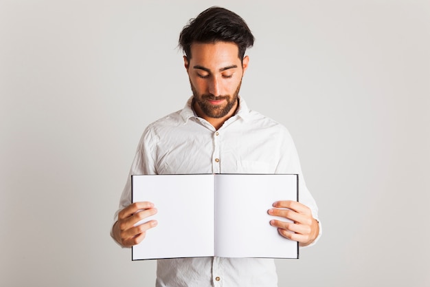 Kostenloses Foto geschäftsmann mit buch