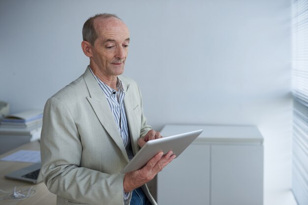 Geschäftsmann mit digitaler Tablette