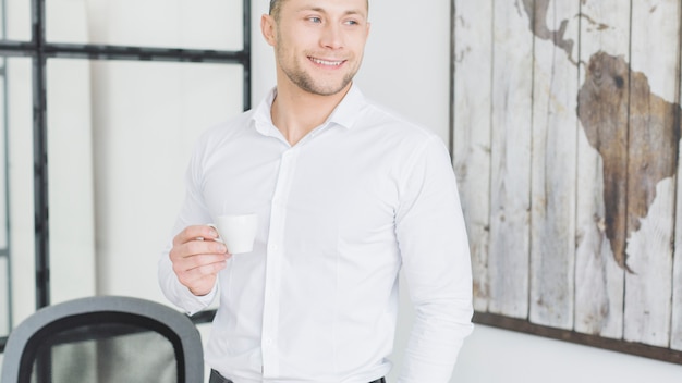 Geschäftsmann mit Kaffee im Büro