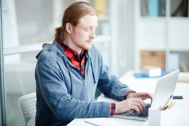 Geschäftsmann mit Laptop