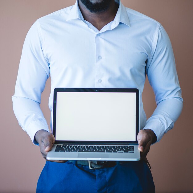 Geschäftsmann mit Laptop