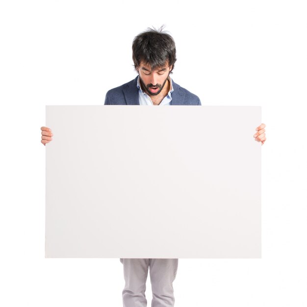 Geschäftsmann mit leeren Plakat über idolierten weißen Hintergrund
