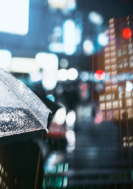 Geschäftsmann mit Regenschirm in regnerischer Stadt