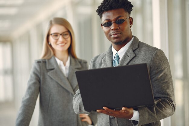 Geschäftsmann mit seinem Partner in einem Büro arbeiten