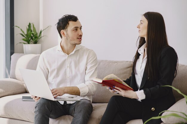 Geschäftsmann mit seinem Partner in einem Büro arbeiten