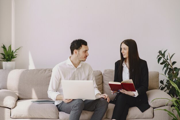 Geschäftsmann mit seinem Partner in einem Büro arbeiten