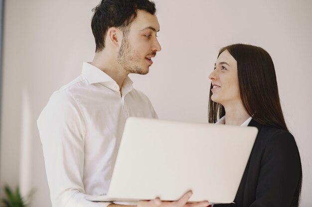 Geschäftsmann mit seinem Partner in einem Büro arbeiten