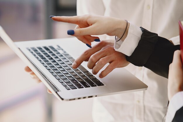 Geschäftsmann mit seinem Partner in einem Büro arbeiten