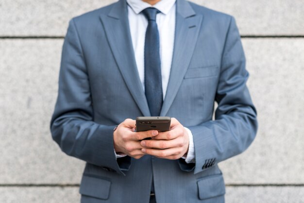 Geschäftsmann mit Smartphone