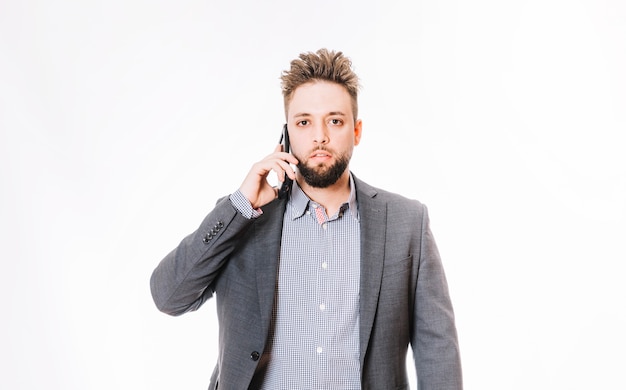 Geschäftsmann mit Telefon im Studio