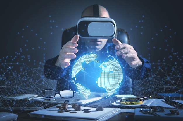 Geschäftsmann mit virtual-reality-brille, die globus und netzwerk zeigt.