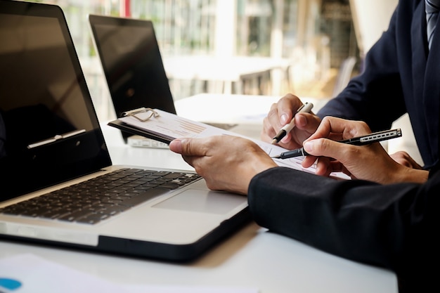 Geschäftsmann Papier Team Menschen Zusammenarbeit Executive