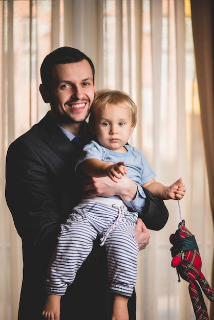 Kostenloses Foto geschäftsmann posiert mit seinem sohn