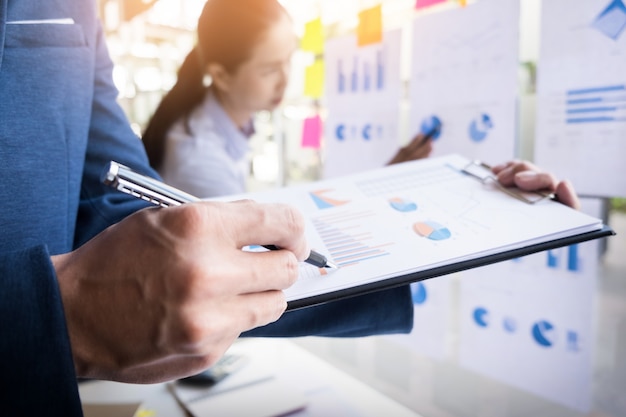 Geschäftsmann Präsentation mit seinen Kollegen und Business-Strategie digitalen Layer-Effekt im Büro als Konzept.