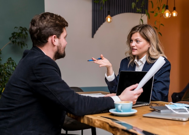 Geschäftsmann und -frau sprechen über ein Arbeitsprojekt