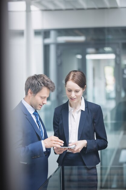 Geschäftsmann und Kollege diskutieren über digitales Tablet