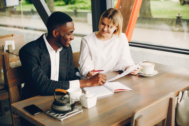 Geschäftspartner, die in einem Café sitzen