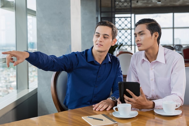 Geschäftspartner diskutieren Projekt in Restaurant