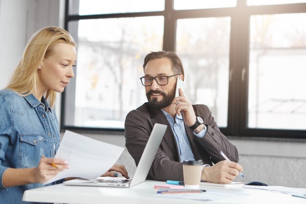 Geschäftspartner im Büro