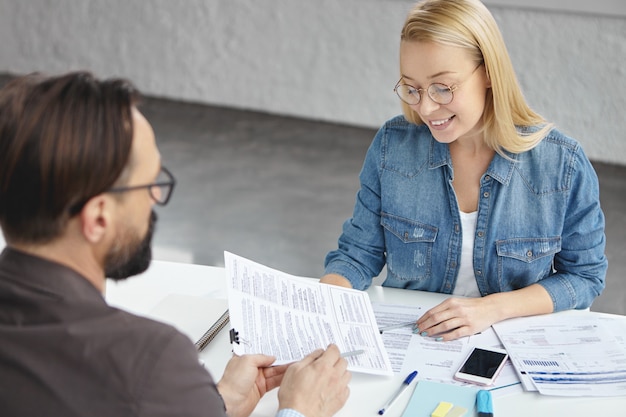 Kostenloses Foto geschäftspartner im büro