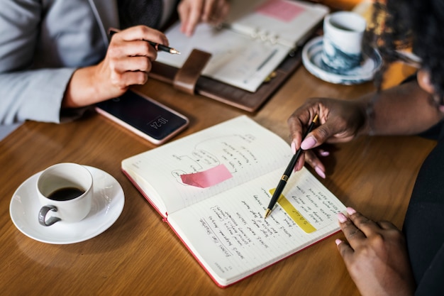 Geschäftspartner treffen sich in einem Café