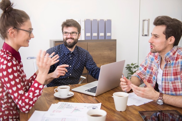 Geschäftsteam arbeitet im Büro