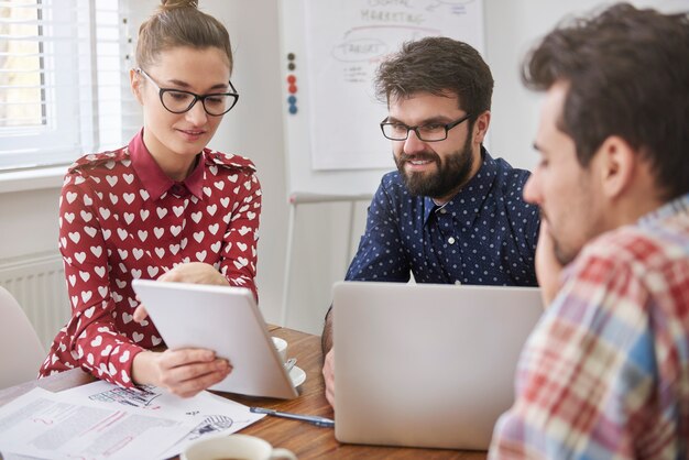 Geschäftsteam arbeitet im Büro