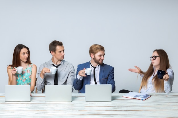 Geschäftsteam, das gemeinsam im Büro an seinem Geschäftsprojekt arbeitet