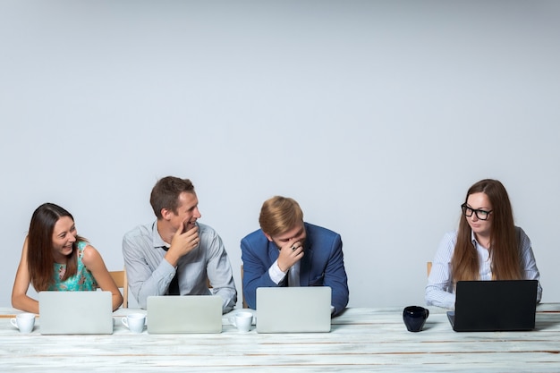 Geschäftsteam, das gemeinsam im Büro an seinem Geschäftsprojekt arbeitet